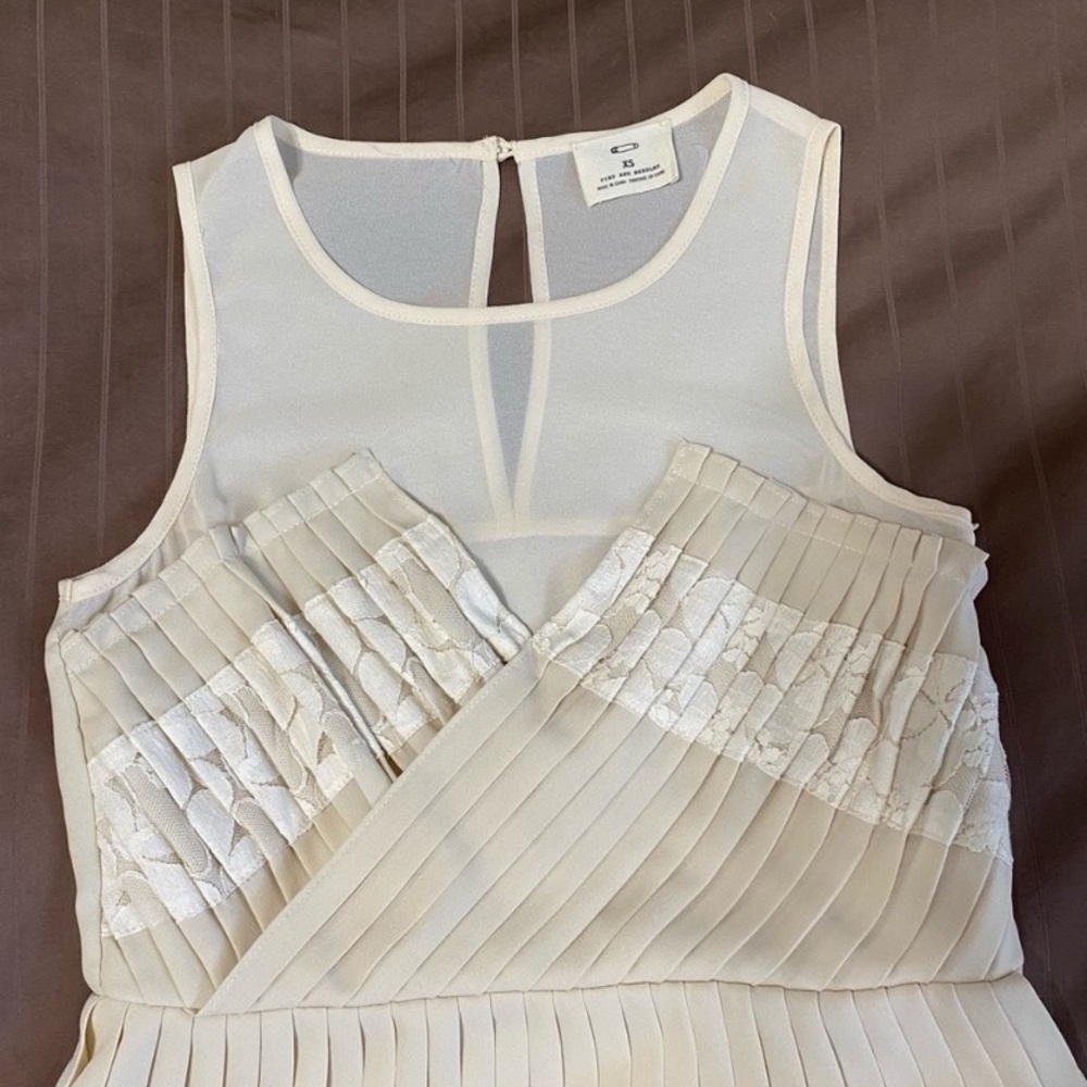 Pins and Needles Sleeveless Pleated Lace Peplum Top - Picture 2 of 8